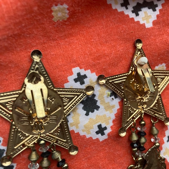 vintage AMERICAN WILD WEST clip on earrings - Picture 3 of 3